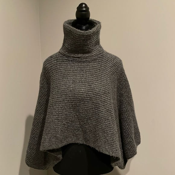 Do Everything In Love Grey Cropped Poncho. One Size - Picture 1 of 13